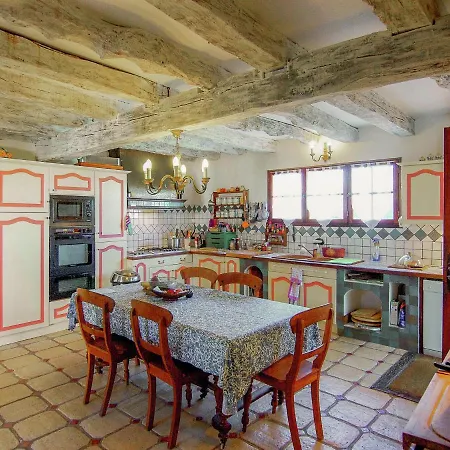 Quaint Mansion In Aquitaine With Jacuzzi