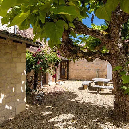Quaint Mansion In Aquitaine With Jacuzzi 別荘