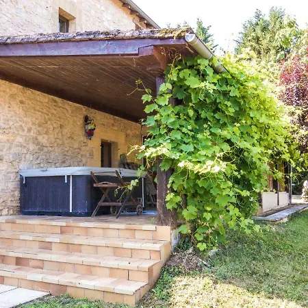 Quaint Mansion In Aquitaine With Jacuzzi 別荘
